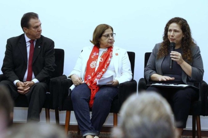 Ministras Cida Gonçalves (centro) e Esther Dweck participam do lançamento do 1º Relatório Nacional de Transparência Salarial e de Critérios Remuneratórios -  (crédito: Adalberto Marques/MGI)