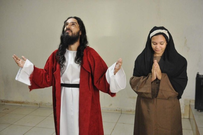 Os atores Vitor Caitano e 
Maria Gabriela se preparam para interpretar Jesus e Maria -  (crédito: Minervino Júnior/CB/D.A.Press)