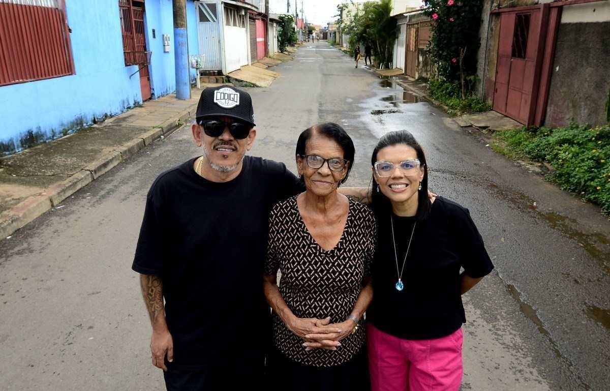  26/03/2024 Crédito: Marcelo Ferreira/CB/D.A Press. Brasil. Brasília - DF - Caderno aniversário da Ceilândia. Dona Ercília Rosa de Jesus com o filho Marcos Vinicios o Japão e a nora Daniela.