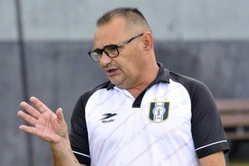 Adelson de Almeida comanda o Ceilândia em casa nesta quarta-feira contra o Jacuipense em busca do acesso à terceira fase da nova versão da Copa do Brasil -  (crédito: Minervino Júnior/CB/D.A.Press)