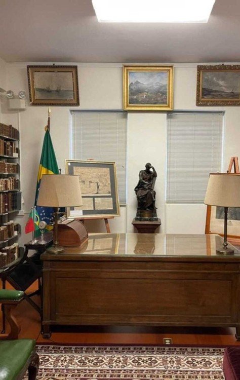 Sala nobre da Biblioteca Oliveira Lima, em Washington, nos EUA Sala nobre da Biblioteca Oliveira Lima, onde é possível encontrar relíquias como um busto original de Dom Pedro I