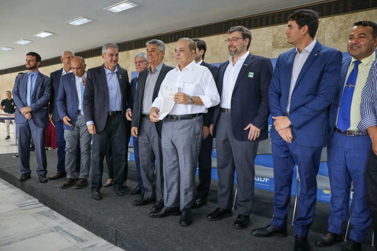 Empresários do Pró-DF II e Desenvolve-DF recebem escrituras