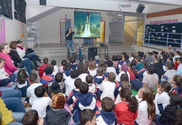 Duilia também se dedica à divulgação da astronomia e em promover, em especial, o interesse de meninas pela ciência Duilia também se dedica à divulgação da astronomia e em promover, em especial, o interesse de meninas pela ciência