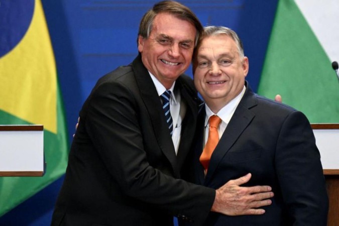 Orbán cumprimenta Bolsonaro durante posse do ex-presidente em Brasília -  (crédito: Marcos Corrêa/PR)