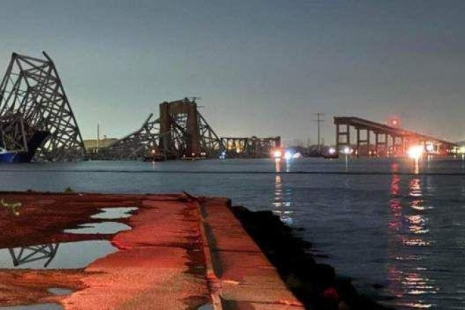 Ponte desaba após colisão de navio cargueiro nos EUA: autoridades buscam veículos em rio -  (crédito: BBC Geral)