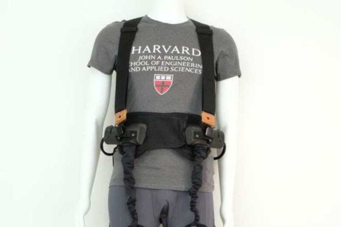 Usado ao redor dos quadris e coxas, o aparelho impulsiona os membros inferiores