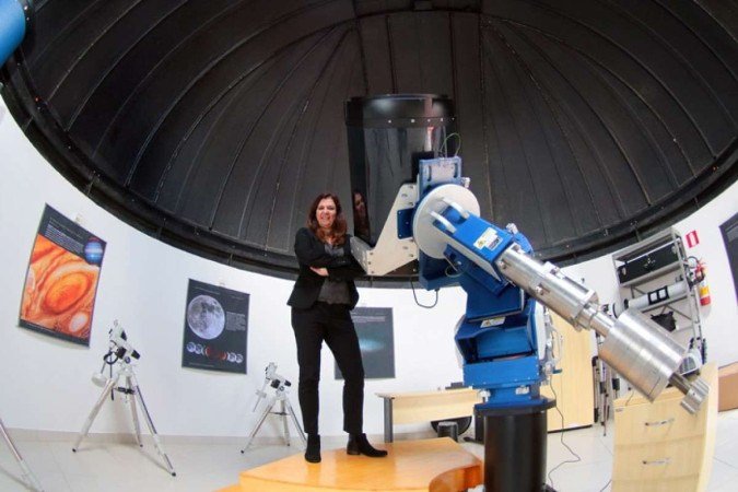 Duíla de Mello no laboratório da Universidade Federal de Juiz de Fora (UFJF), onde realizou uma de suas palestras
- (crédito: Arquivo Pessoal) Duíla de Mello no laboratório da Universidade Federal de Juiz de Fora (UFJF), onde realizou uma de suas palestras
- (crédito: Arquivo Pessoal)