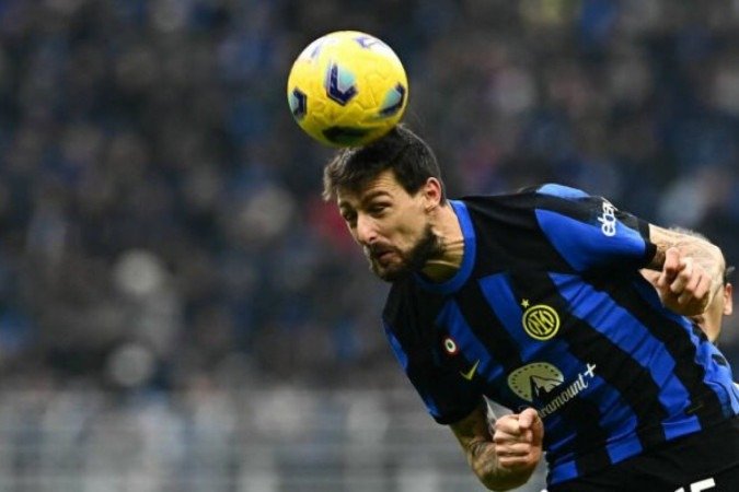 Francesco Acerbi em ação com a camisa da Inter de Milão - Foto: Gabriel Bouys/AFP via Getty Images -  (crédito: Foto: Gabriel Bouys/AFP via Getty Images)