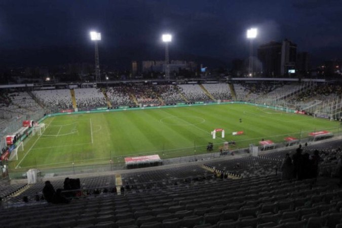 Estádio David Arellano Monumental enfrenta problemas no gramado e pode seguir vetado  -  (crédito:  - Foto: JAVIER TORRES/AFP via Getty Images)