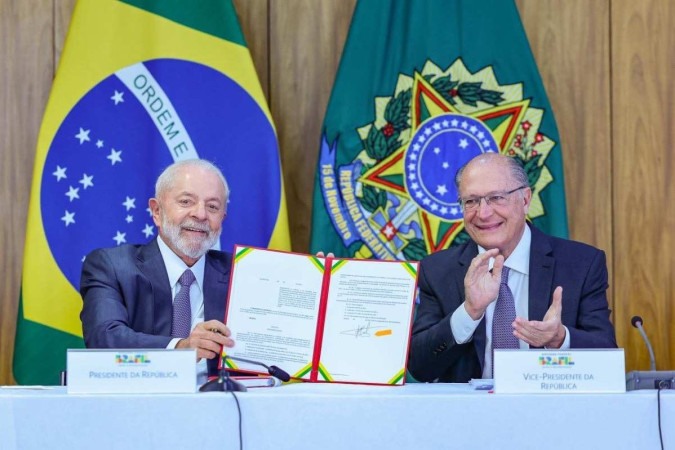 O presidente Lula e o vice-presidente Geraldo Alckmin assinaram nesta terça-feira (26/3) a primeira portaria para regulamentar o Programa Mover -  (crédito: Ricardo Stuckert)