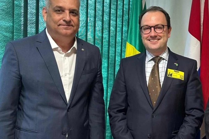 Deputado Alfredo Gaspar (à esquerda) assumiu presidência da Frente Brasil-Hungria, na Câmara, atendendo a um pedido do embaixador húngaro Miklos Halmai (na foto, à direita), que deu estadia a Jair Bolsonaro na embaixada -  (crédito: divulgaçãoAscom Alfredo Gaspar)