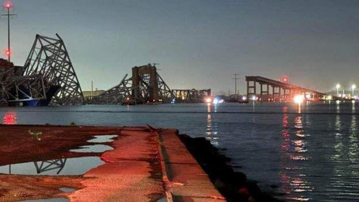 Ponte desaba após colisão de navio cargueiro nos EUA: autoridades buscam veículos em rio