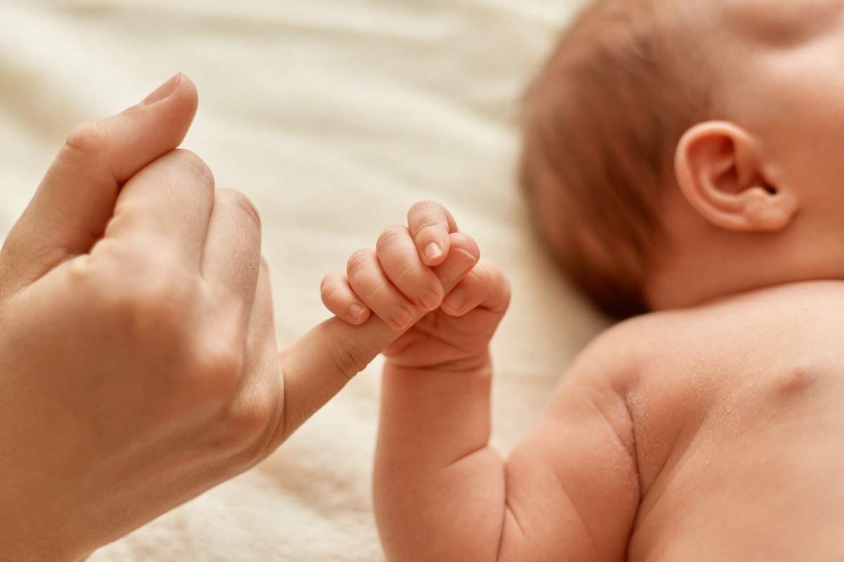 Cama compartilhada é maior causa de morte súbita entre bebês, aponta estudo
