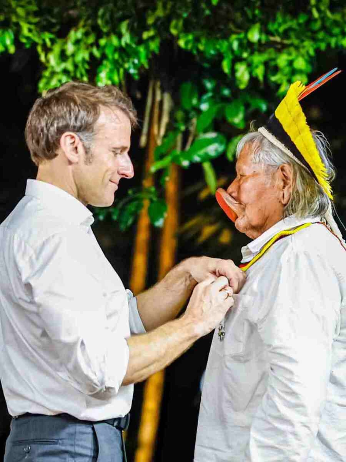 Cacique Raoni recebe de Macron a maior honraria francesa