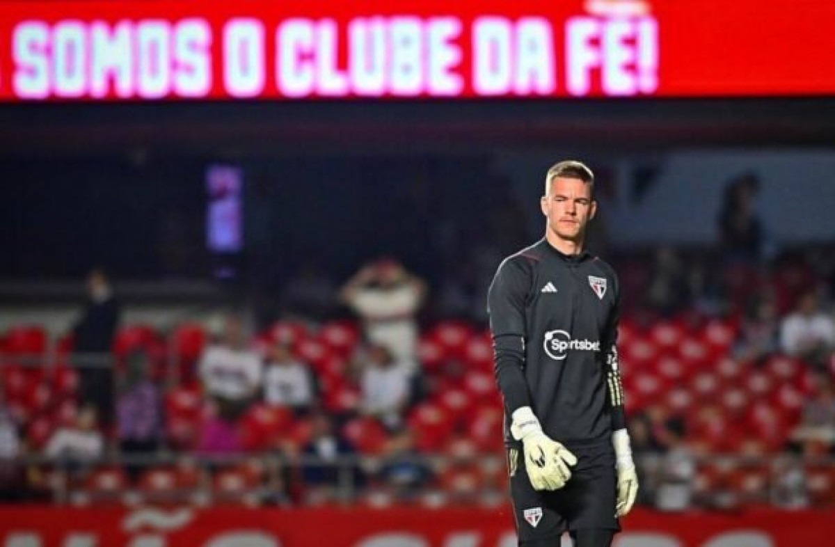 Goleiro reserva do São Paulo leva bolada e vai para o hospital