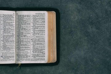 Evangelhos de Mateus, Marcos e Lucas trazem detalhes sobre a vida de Cristo  -  (crédito: Aaron Burden/ Unsplash)