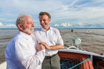 Internautas fizeram piadas sobre as fotos de divulgação da visita de Macron a Belém, na qual foi acompanhado pelo presidente Lula -  (crédito:  Ricardo Stuckert/PR)