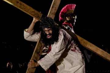 Jesus passa por sofrimento na Via Crucis revivida em Taguatinga Sul -  (crédito:  Grupo Via Sacra - PNSF)