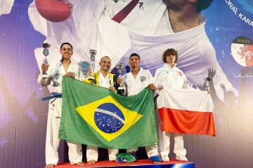 Renato (segundo atleta da direita para a esquerda) exibe troféu conquistado no campeonato -  (crédito: Divulgação)