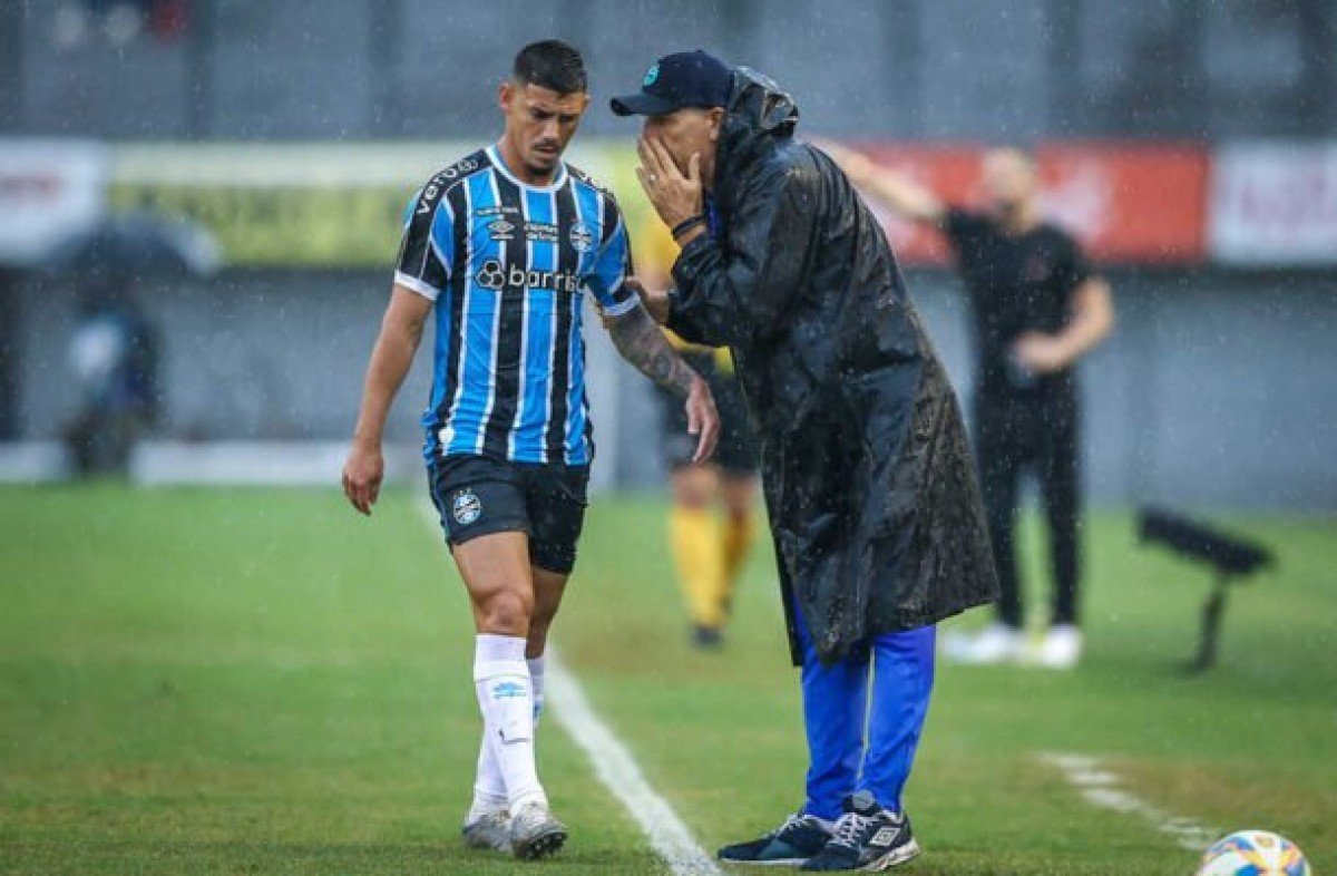 Mayk perde perdão após expulsão pelo Grêmio: ‘Excesso de vontade’