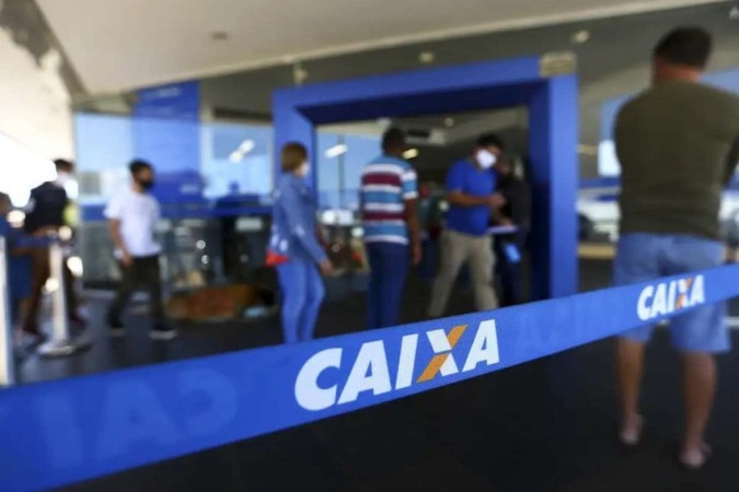 Fila para entrada em agência da Caixa, em Brasília. -  (crédito: Marcelo Camargo/Agência Brasil)