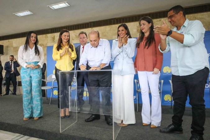 Governador Ibaneis Rocha assinando projeto de lei para reestruturação da carreira de assistente social  -  (crédito:  Renato Alves/Agência Brasília)