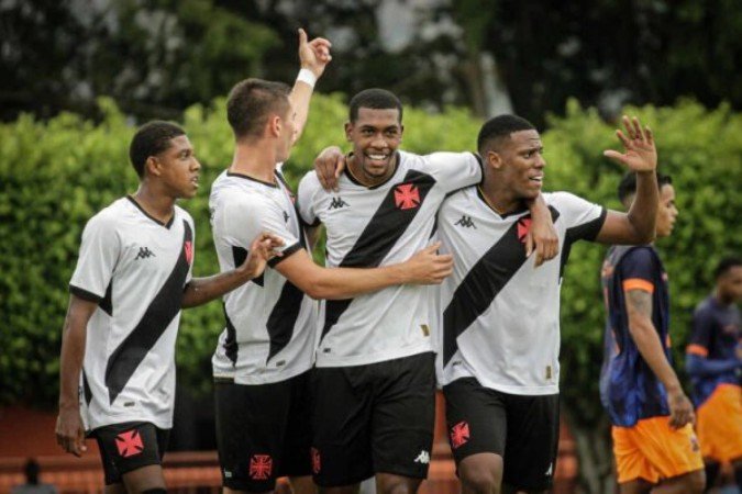 Rayan comemora um dos gols do Vasco com seus companheiros -  (crédito: Foto: Matheus Lima/Vasco)