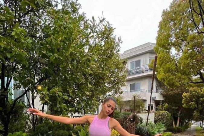 Tons vibrantes e coloridos proporcionam criatividade para o look de corrida e são perfeitos para dias quentes. 