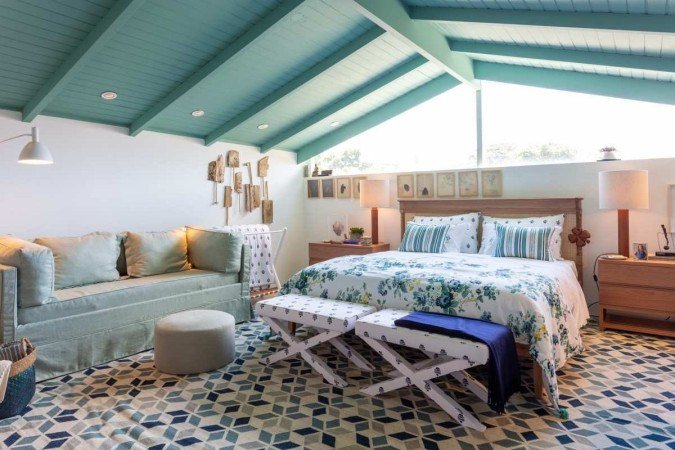 O projeto Quarto de hóspedes Geração X, de Marina Linhares, traz o tapete Kilim Caleidoscopio off White Mix Blue da Kami como protagonista. Contrastando com o azul esverdeado do teto, os dois criam a atmosfera leve e tranquila do ambiente, que tem também outras pitadas de azul em objetos