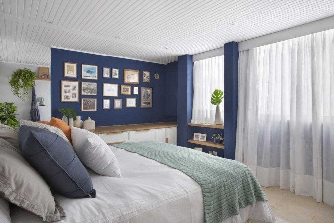 No projeto da Memoá Arquitetos, o azul escuro combinado aos tons neutros convida o morador ao descanso