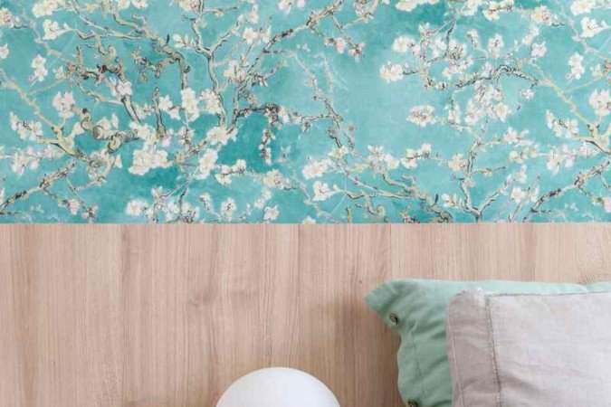  A parede com uma estampa azul clara, imitando o quadro Amendoeira em Flor, de Van Gogh, traz personalidade e encanto para o quarto nessa criação da Memoá Arquitetos