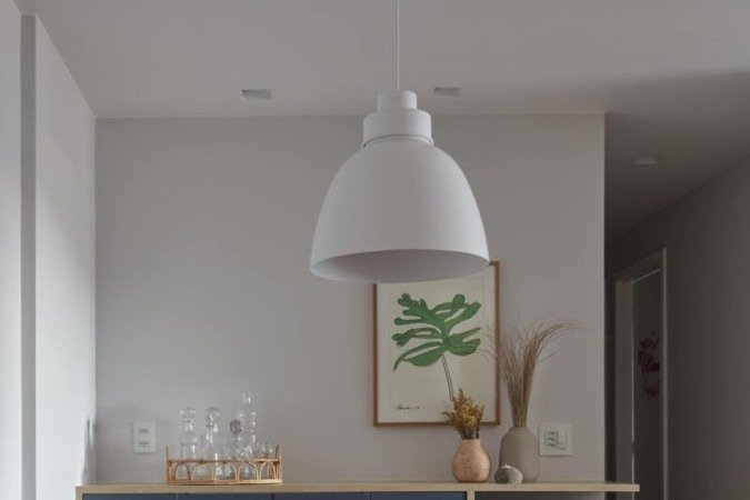 Pontual, o azul vem nos móveis e pode ser substituído com mais facilidade a depender do desejo e gosto do morador. Projeto da Memoá Arquitetos