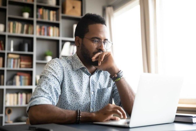 Conseguir um novo emprego pode ser desafiador, especialmente para quem busca sua primeira oportunidade profissional (Imagem: fizkes) - (crédito: EdiCase) Conseguir um novo emprego pode ser desafiador, especialmente para quem busca sua primeira oportunidade profissional (Imagem: fizkes) - (crédito: EdiCase)