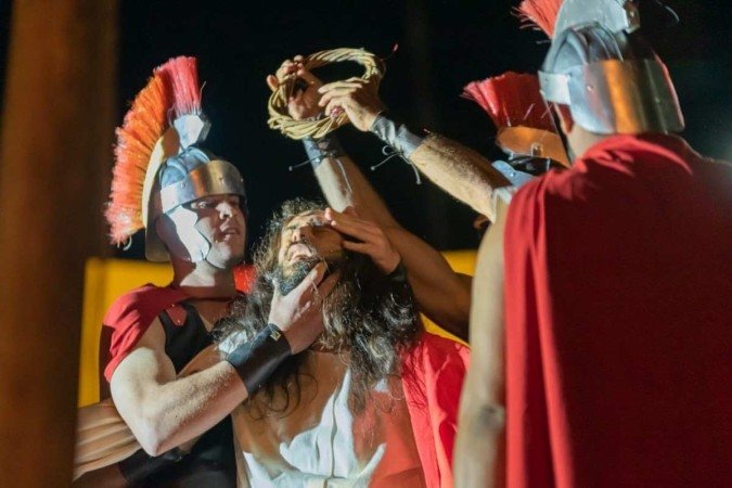 A peça mostra o sofrimento de Cristo na crucificação