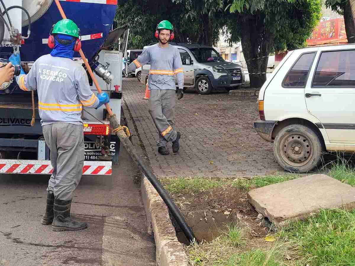 Equipe realiza limpeza de bueiro na Ceilândia 