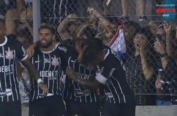Romero celebra gols em vitória do Corinthians