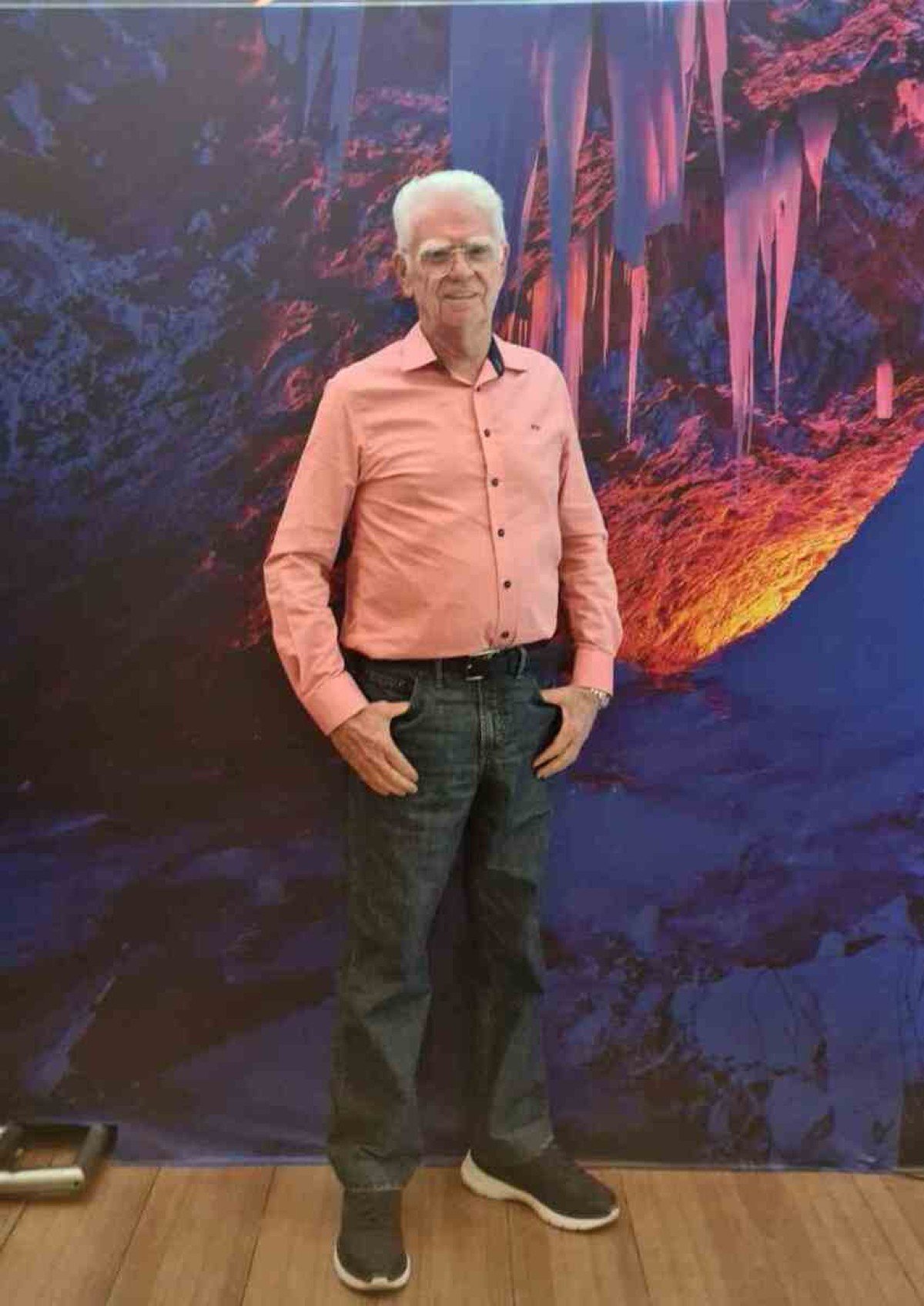 Além de atuar, ele canta e dança e já fez vários comerciais