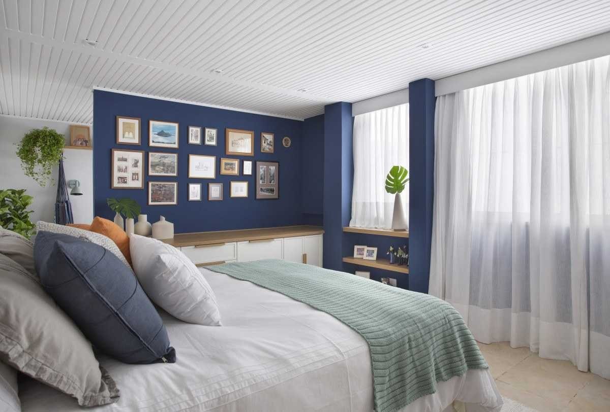 No projeto da Memoá Arquitetos, o azul escuro combinado aos tons neutros convida o morador ao descanso  