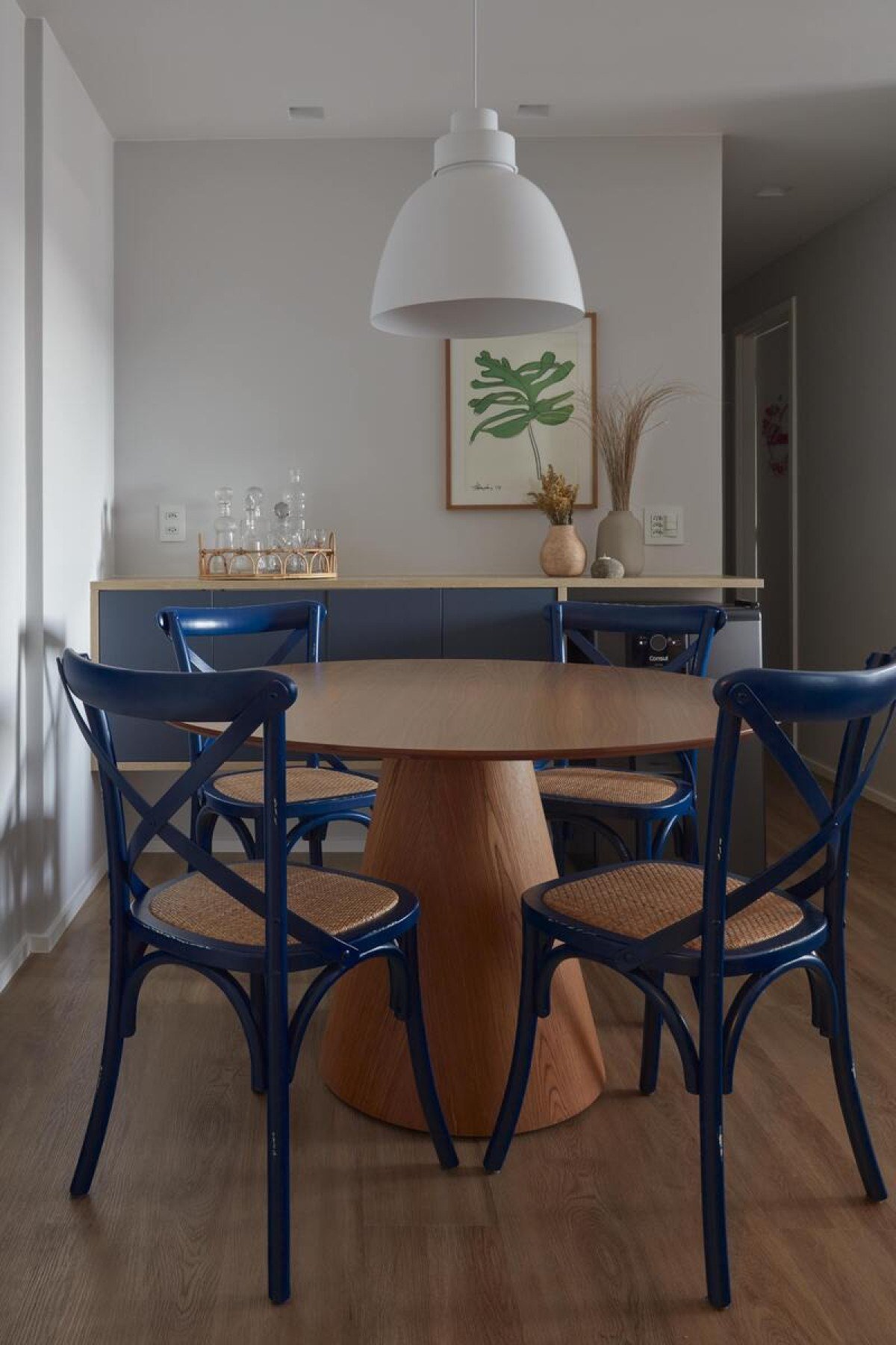 Pontual, o azul vem nos móveis e pode ser substituído com mais facilidade a depender do desejo e gosto do morador. Projeto da Memoá Arquitetos