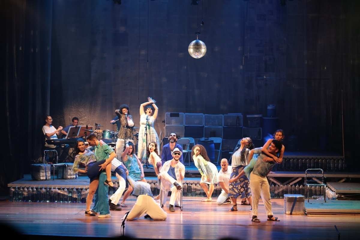 Alunos contam com estrutura moderna e teatro de 600 lugares Alunos contam com estrutura moderna e teatro de 600 lugares