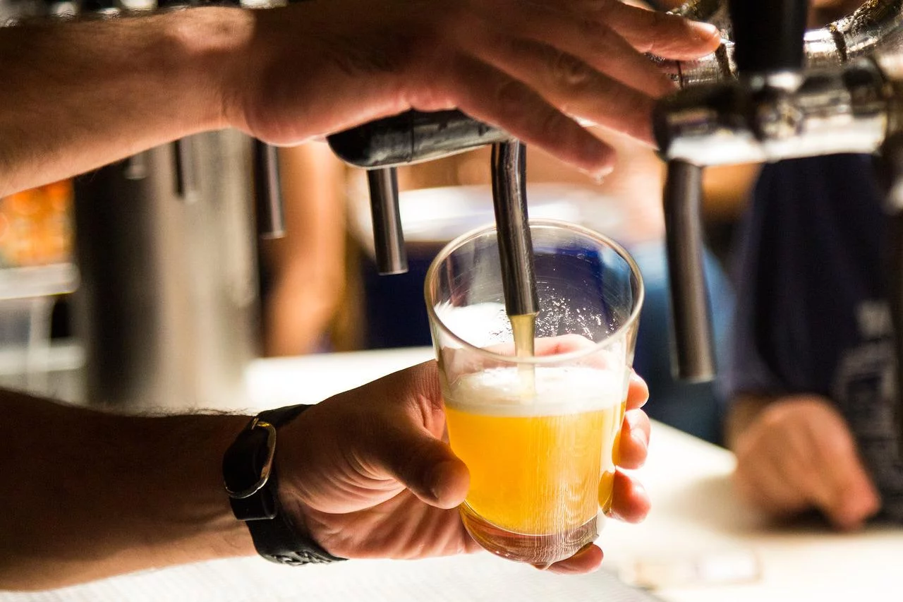 A cerveja é uma das bebidas mais populares do mundo. E, no Brasil, está no gosto de muitas pessoas para o encontro com os amigos e um bate-papo no barzinho.  -  (crédito: spooky kid pixabay)