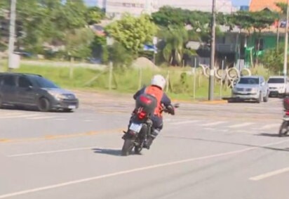 Um serviço de emergência que utiliza motocicletas está agilizando a assistência médica em Balneário Camboriú, em Santa Catarina. -  (crédito: Reprodução TV Globo)