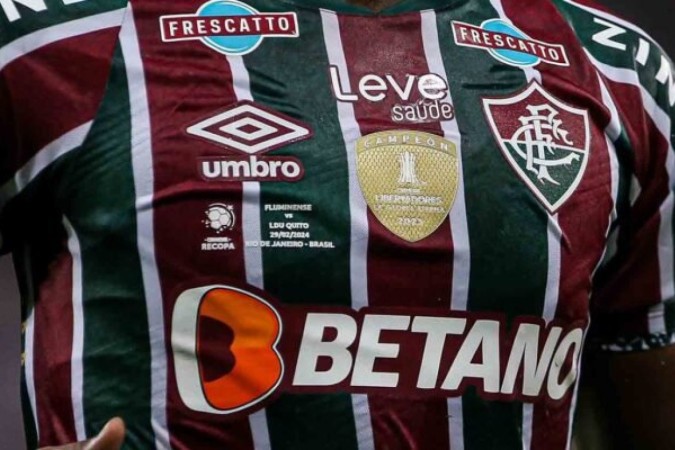 Fluminense lançou o uniforme branco para a temporada, mas pode mudar de patrocinadora máster - Foto: Divulgação/Fluminense -  (crédito:  MARCELO GONCALVES / FLUMINENSE)