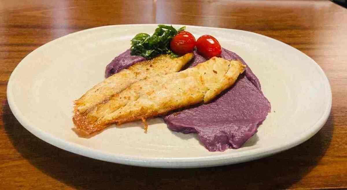  Bacalhau confitado servido com duo de musselines (batata baroa e batata doce roxa).

