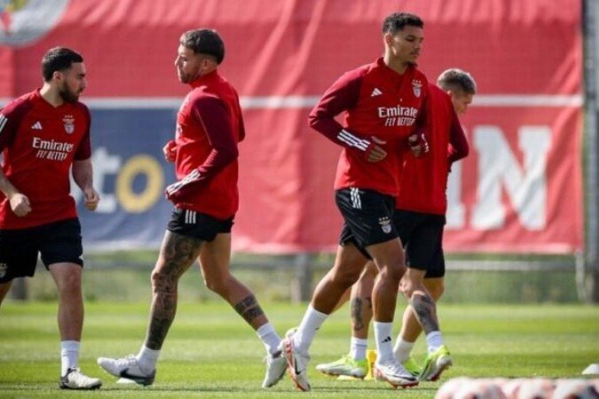 Jogadores do Benfica durante treinamento da equipe - Foto: Divulgação/ SL Benfica -  (crédito: Foto: Divulgação/ SL Benfica)