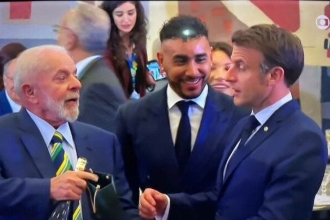 Payet, do Vasco, em evento com presidentes do Brasil e França -  (crédito: Foto: Reprodução / GloboNews)