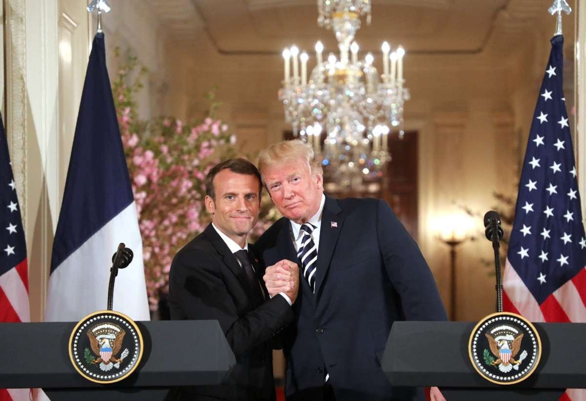 Nesta foto tirada em 24 de abril de 2018, o presidente dos EUA, Donald Trump, e o presidente da França, Emmanuel Macron, dão uma entrevista coletiva conjunta na Casa Branca, em Washington, DC. 