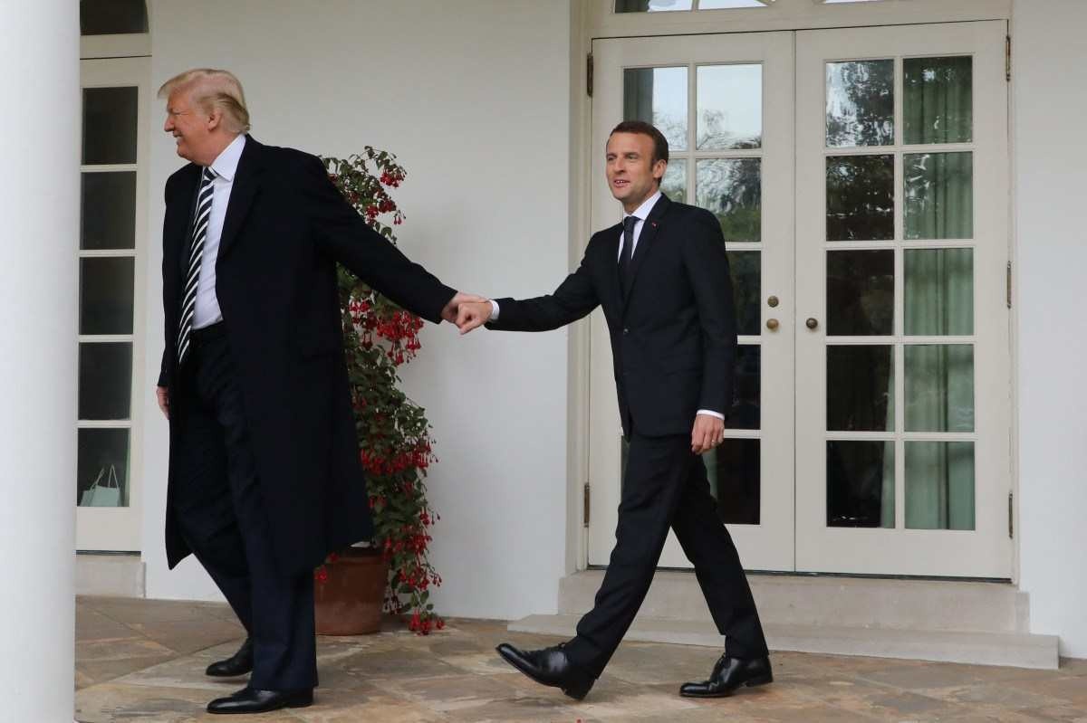  Nesta foto tirada em 24 de abril de 2018, o presidente francês, Emmanuel Macron, e o então presidente dos EUA, Donald Trump,  caminham de mãos dadas na Casa Branca em Washington, DC. 