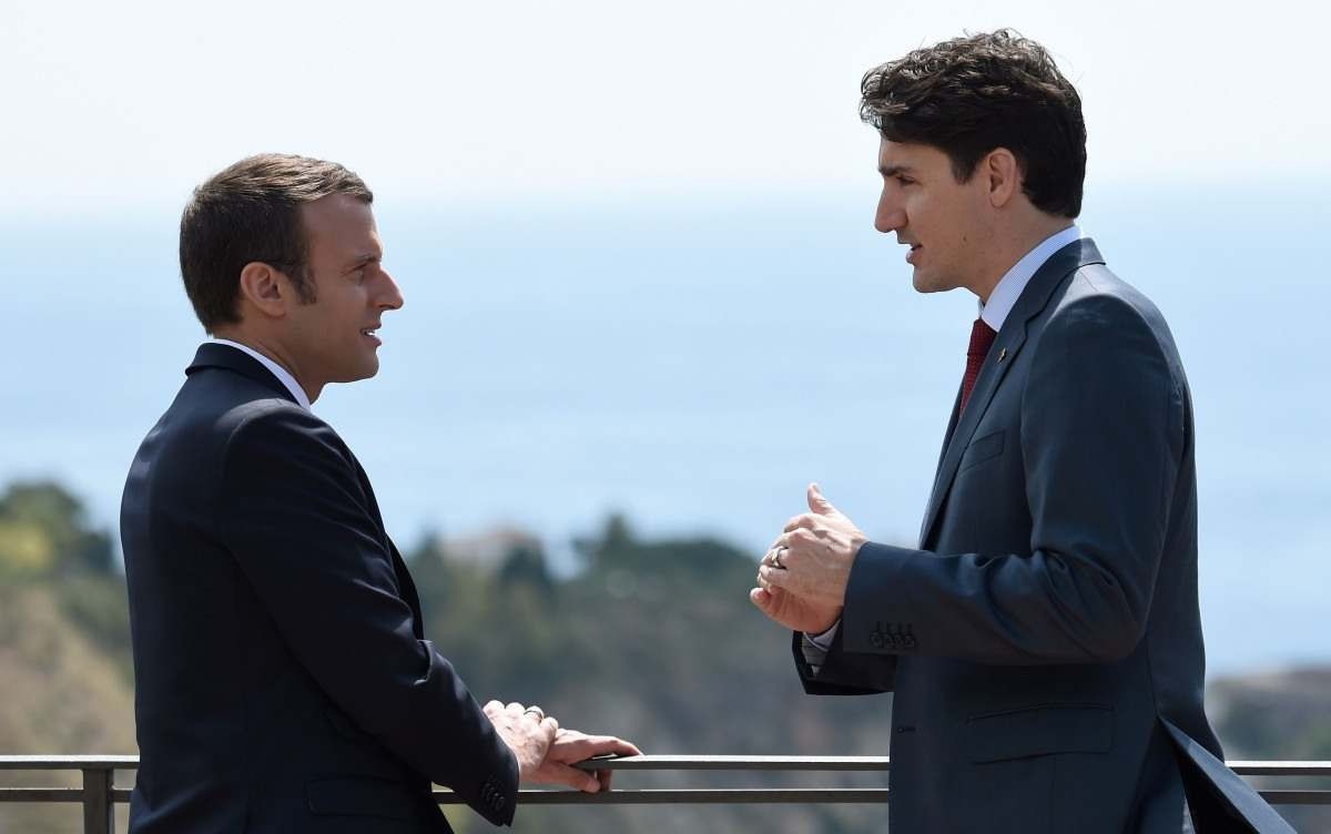 O primeiro-ministro canadense, Justin Trudeau (R), e o presidente francês, Emmanuel Macron, conversam enquanto participam da Cúpula dos Chefes de Estado e de Governo do G7, o grupo das economias mais industrializadas, mais a União Europeia, em 26 de maio de 2017, em Taormina , Sicília