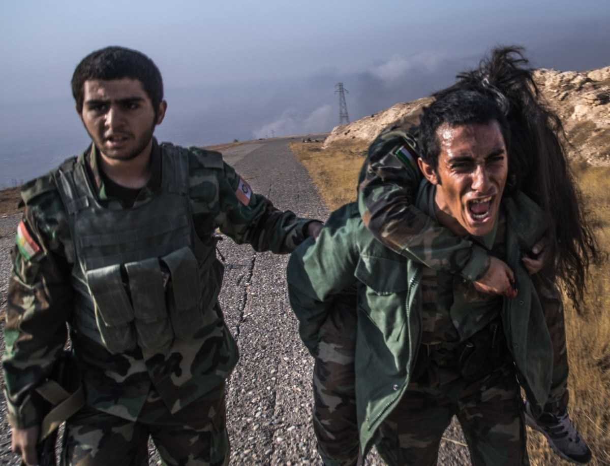 Membros do exército curdo fogem de atiradores